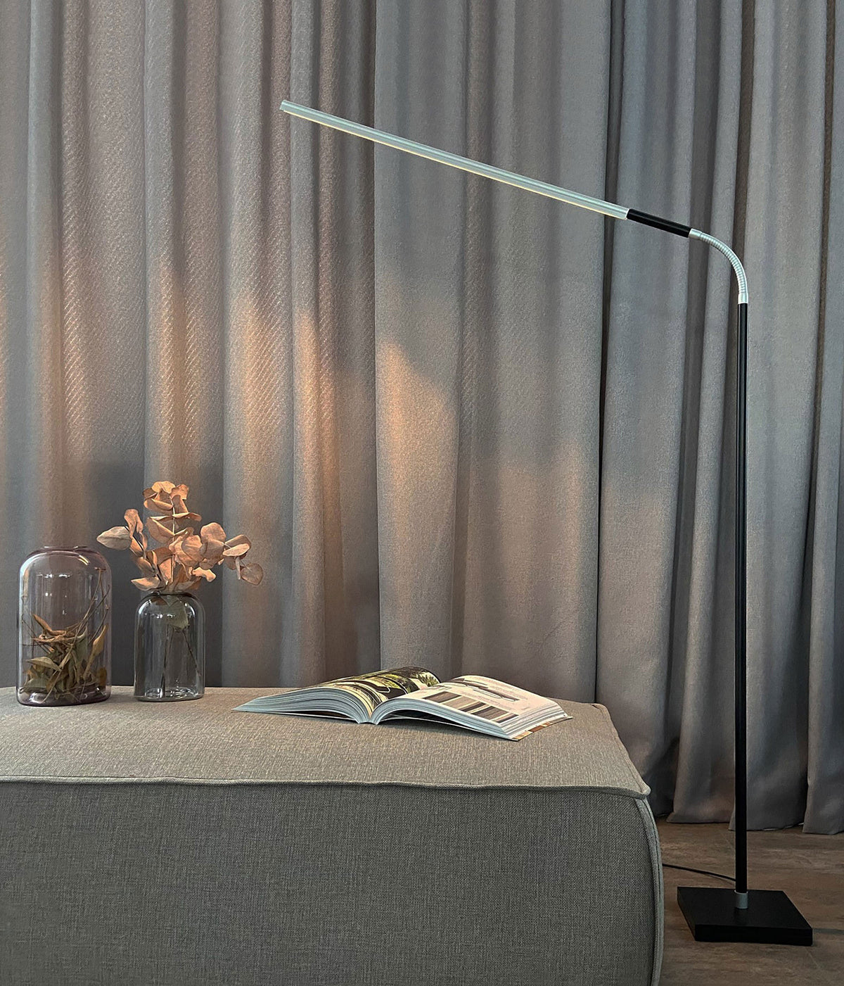 OMPEO L1 Stehleuchte LED schwarz 60 cm mit kurzem Gelenk