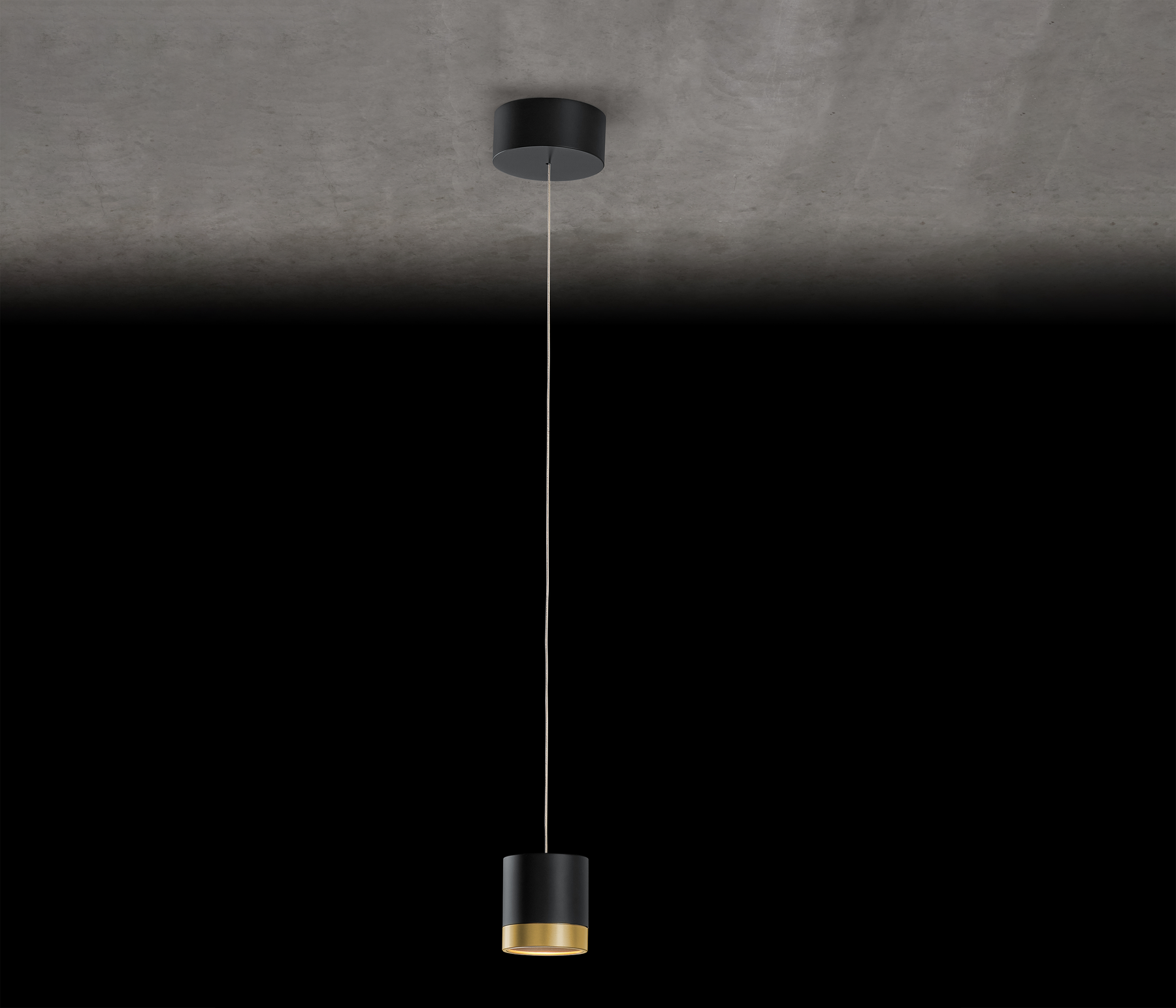 Holtkötter Aura P1 Pendelleuchte Schwarz / Eloxal Messing