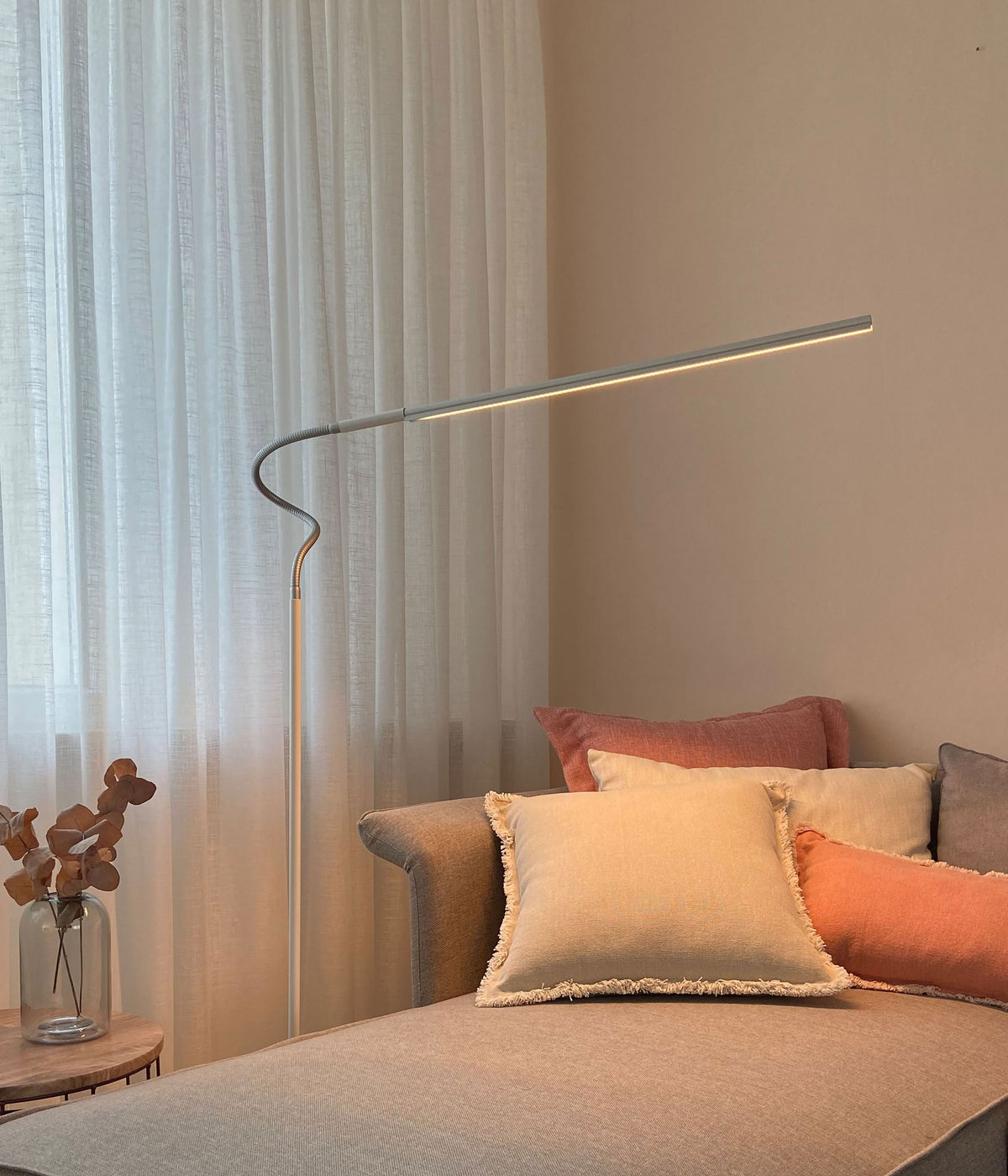 OMPEO L1 Stehleuchte LED weiß 60 cm mit langem Gelenk