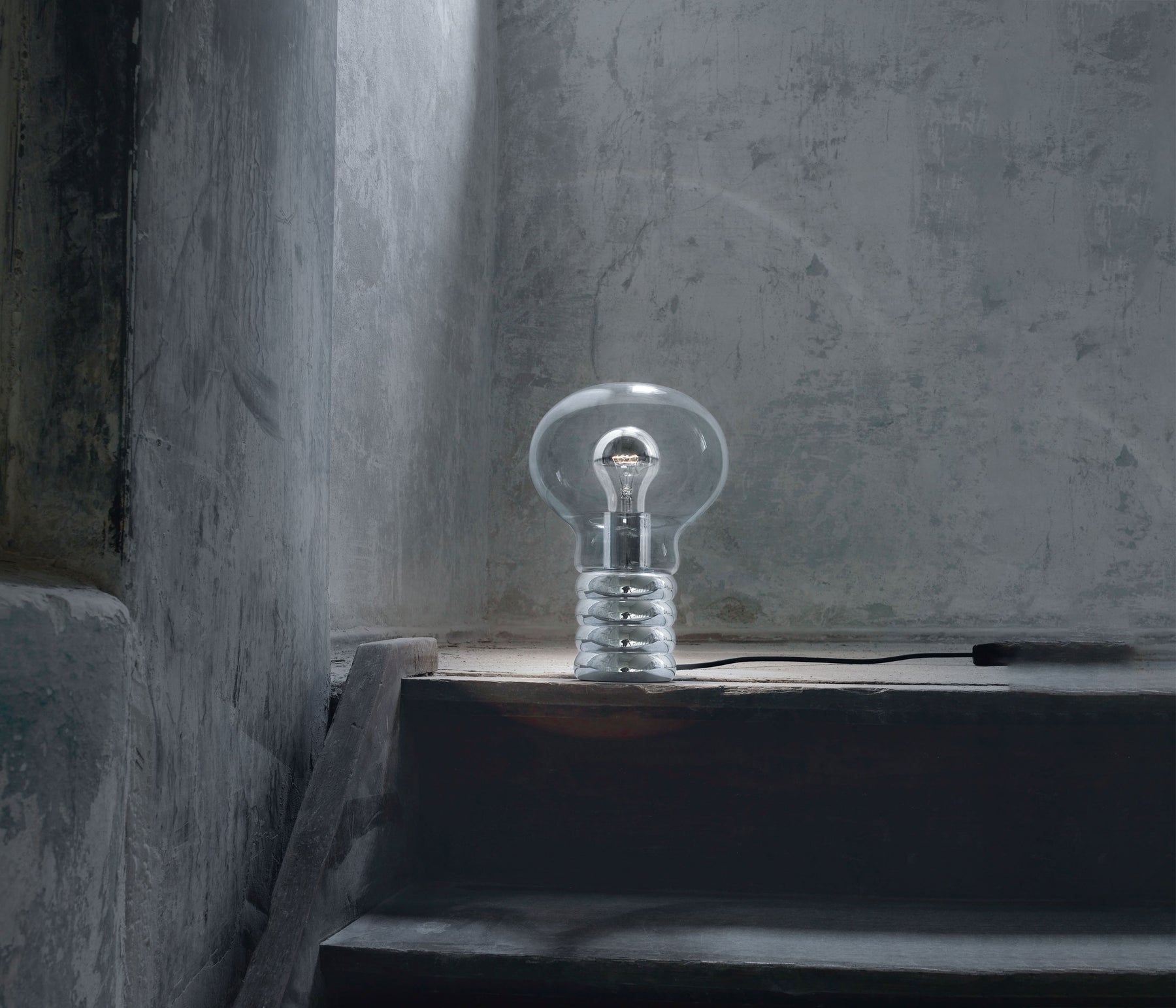 Ingo Maurer Tischleuchte Bulb Treppenhaus