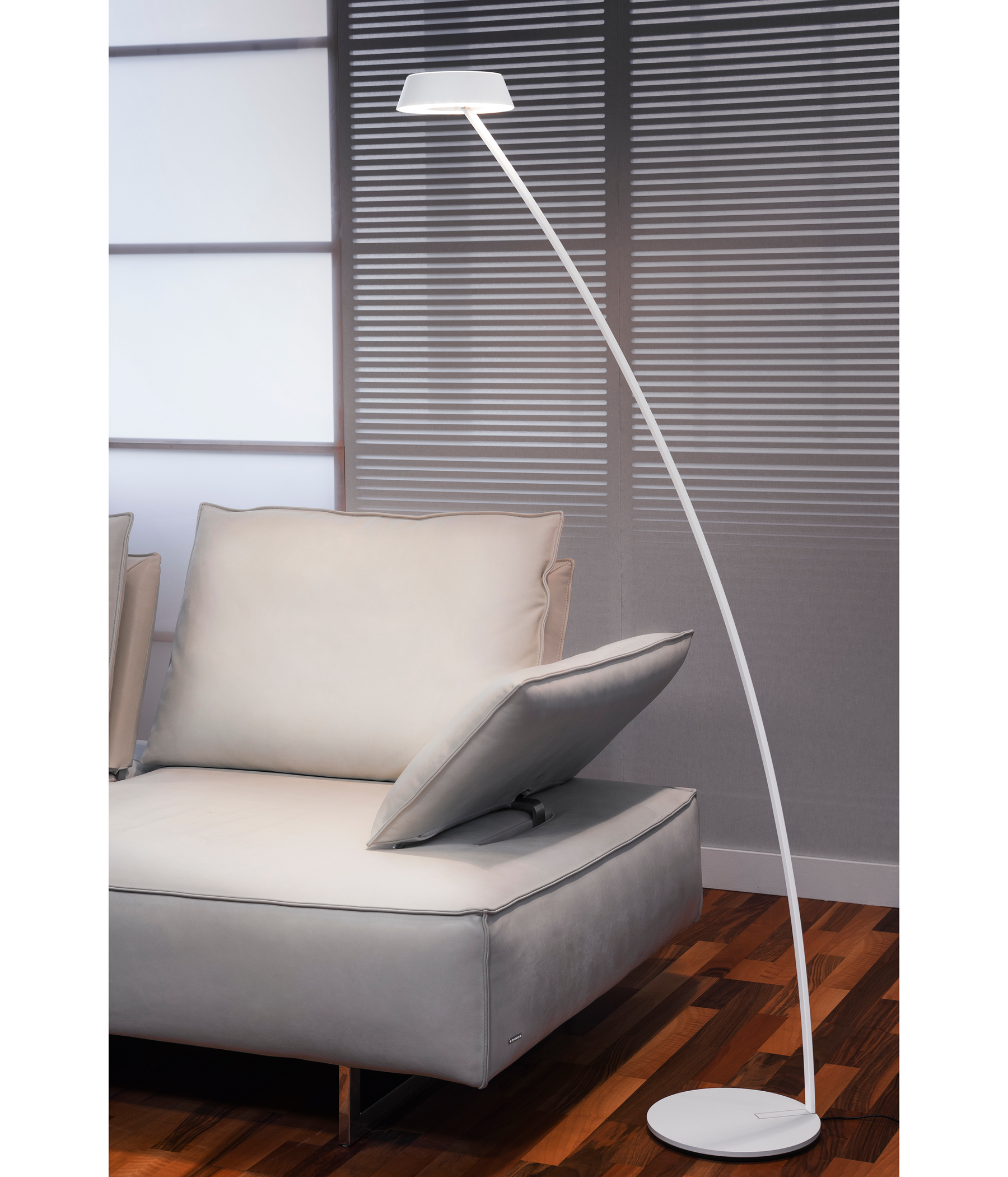 Oligo Glance Stehleuchte LED gebogen Wohnzimmer